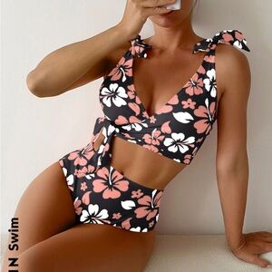 SHEIN Flower Swimsuit
White & orange flower
Used
Great condition